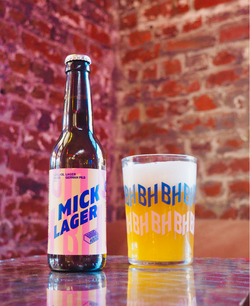 Mick Lager, notre lager germans pils. Une bière blonde du nord, facile à déguster. Servie dans son verre à bière Brique House.