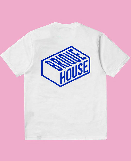Le T-shirt blanc Brique House tout simple et basique. Logo BH rouge sur le coeur, et logo BRIQUE HOUSE bleu sur le dos.