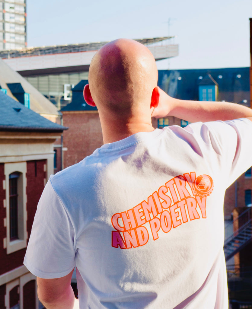 T-shirt Chemistry and Poetry brique house, pour soutenir la bière craft. Logo avec capsule brique house, sur le coeur et dans le dos.